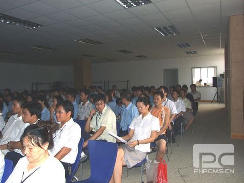 員工細心地聽講安全知識