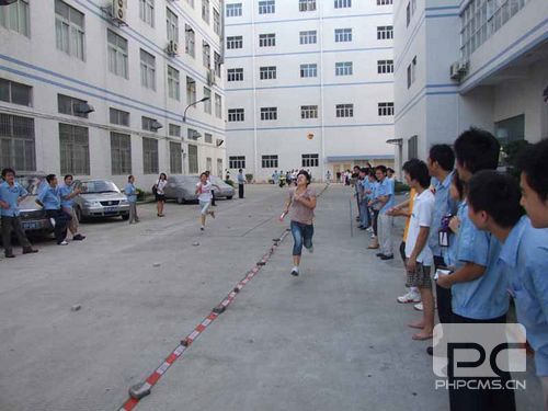 奮力地奔跑
