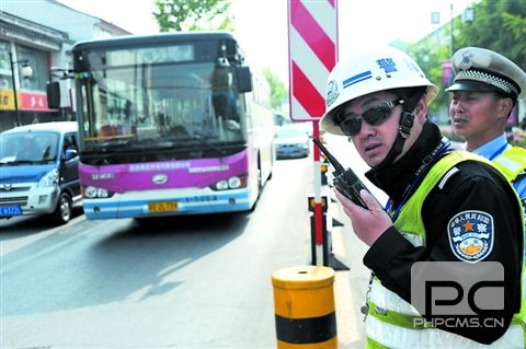 斷了一根保險絲 公交車堵死十梓街