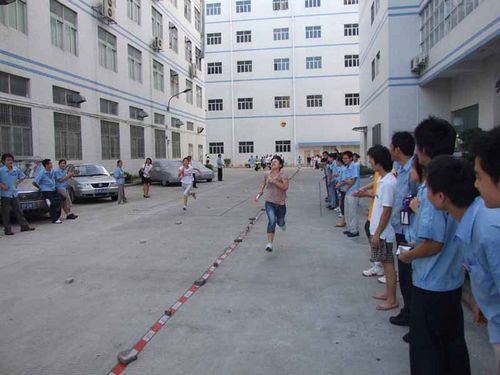 奮力地奔跑